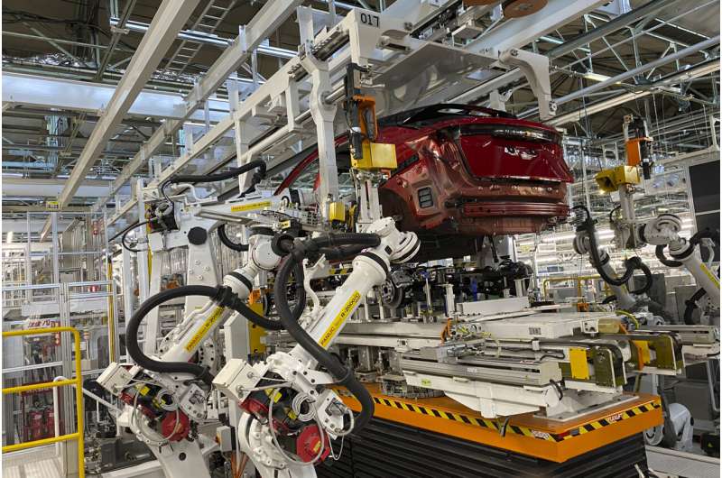 Roboty wykonują całą pracę w „inteligentnej” fabryce Nissana